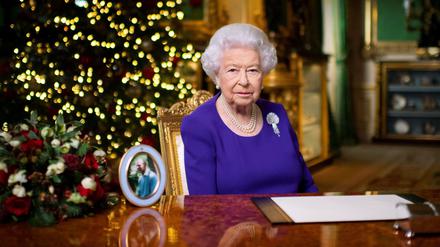 Die Queen bei der Weihnachtsansprache. Sogar bei den Familienfotos wird die Zahl der Kontakte eingeschränkt. 