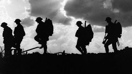 Britische Soldaten des East Yorkshire Regiment marschieren im ersten Weltkrieg zur Front am Frenzenberg, Belgien. (Symbolbild)