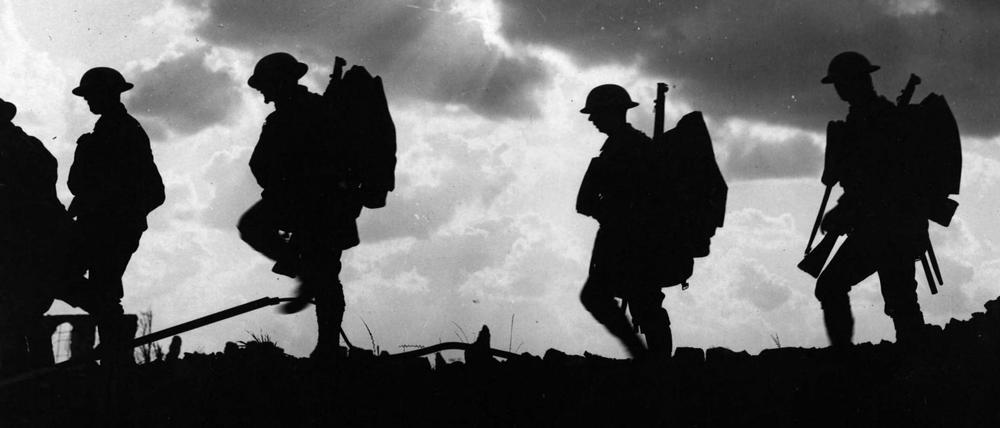 Britische Soldaten des East Yorkshire Regiment marschieren im ersten Weltkrieg zur Front am Frenzenberg, Belgien. (Symbolbild)