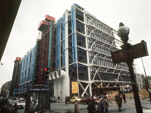 Am 31. Januar 1977 wurde nach vierjähriger Bauzeit das Kulturzentrum Centre Georges Pompidou von Richard Rogers in Paris eröffnet.