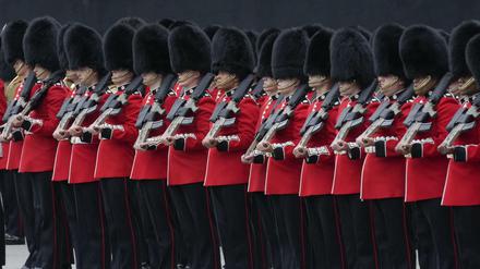 Die Garde der Königin stellt sich im Palace of Westminster in Formation auf, bevor das Parlament im House of Lords eröffnet wird.