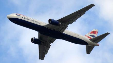 Eine Maschine der British Airlines über dem Heathrow Airport von London. 