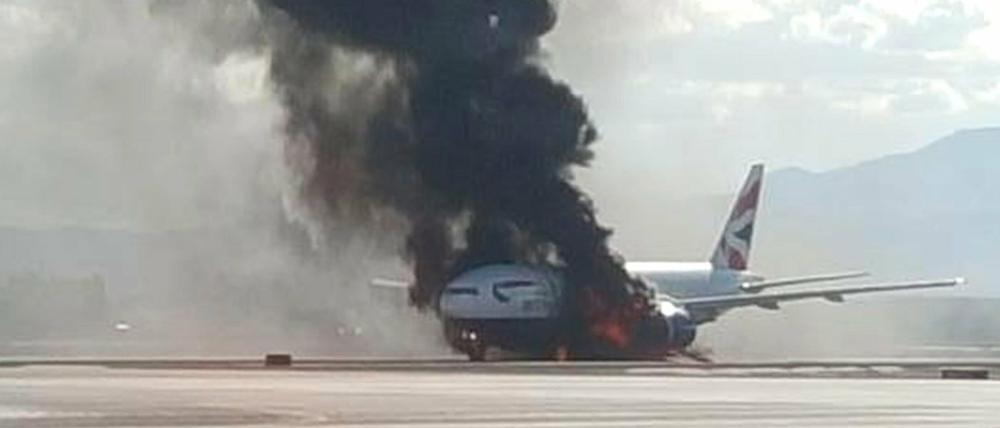 Bei der Boeing B777-200 der British Airways am McCarran International Airport in Los Angeles ist es am Dienstag zu einem Feuer in linken Triebwerk gekommen. 