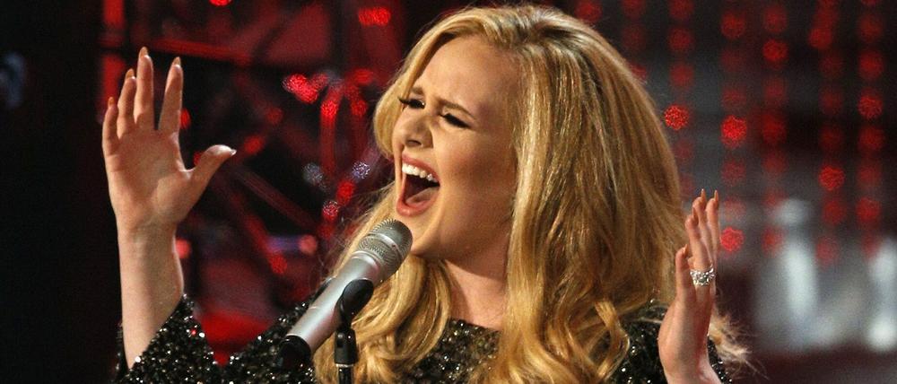 Adele singt auf der 85. Oscar-Verleihung in Los Angeles im Jahr 2013 ihren mit dem Preis geadelten Bond-Titelsong "Skyfall".