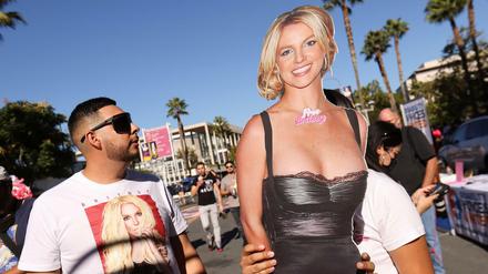 Anhänger von Britney Spears mit einem Pappabbild der Sängerin 