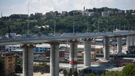 Eine Gesamtansicht der neuen Brücke von Genua.