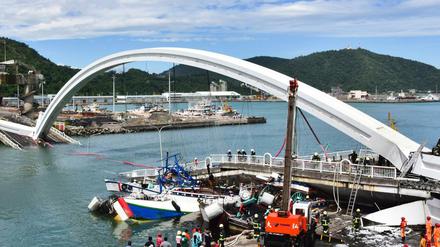 Feuerwehrleute und Rettungskräfte am Unfallort nach dem Einsturz einer Brücke aus Taiwan 