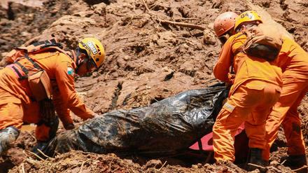 Dammbruch von Brumadinho im Januar 2019: Rettungskräfte bergen ein Opfer aus dem Schlamm.