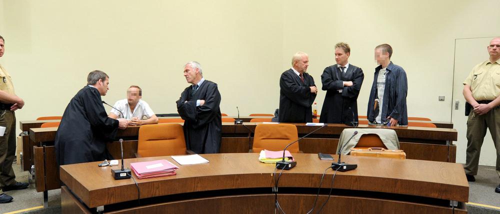 Die Anwälte der Angeklagten beraten das Urteil mit ihren Klienten. 