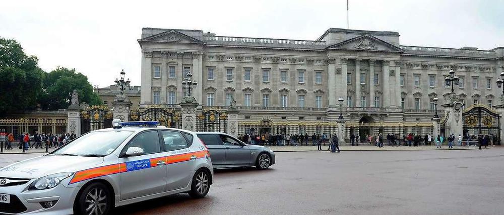Ein Bewaffneter wurde von den Waffen erwischt, als er in den Buckingham Palast gelangen wollte.