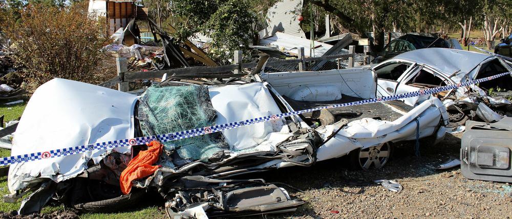 Das zerstörte Haus und die plattgewalzten Autos davor. In der Stadt Teralba in der Region New South Wales, ist ein Mann mit einem Bulldozer in ein bewohntes Haus gefahren. 