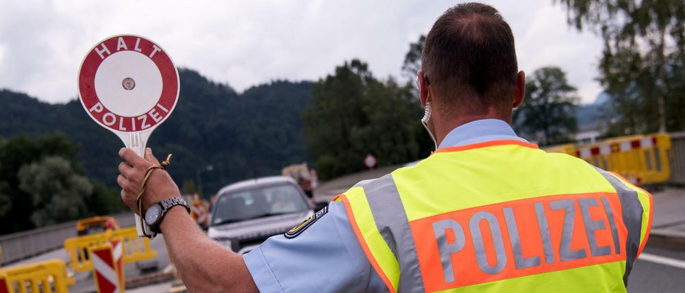 Ein Polizist nahe der Grenze zu Österreich. (Symbolbild)