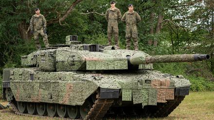 Soldaten stehen auf dem Truppenübungsplatz Munster auf einem Leopard-Panzer. 