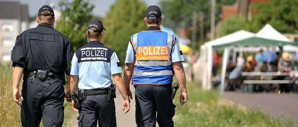Polizisten patrouillieren in der Nähe von Bundeswehrgelände