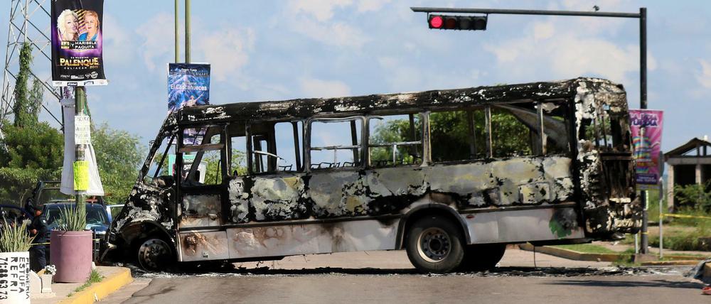 Am Schauplatz der misslungenen Festnahme: Ein ausgebrannter Bus