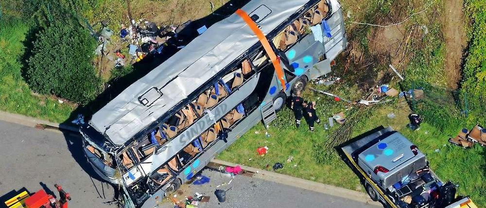 Neun Menschen starben, mehr als 40 Reisende wurden schwer verletzt bei einem schweren Busunglück nahe Dresden.