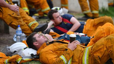 Feuerwehrleute in Australien ruhen sich aus.