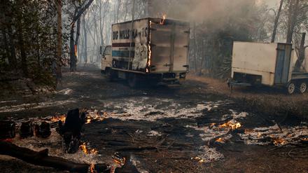 Ein Lastwagen brennt in einem Waldgebiet im Bundesstaat New South Wales.