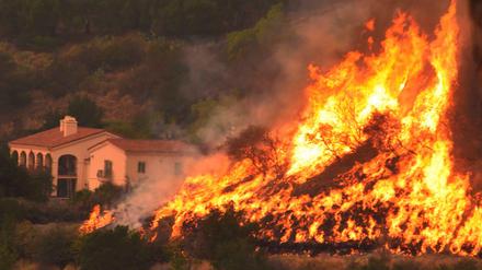 Die Brände in Kalifornien bedrohen immer mehr Wohnhäuser - wie hier in Santa Barbara.