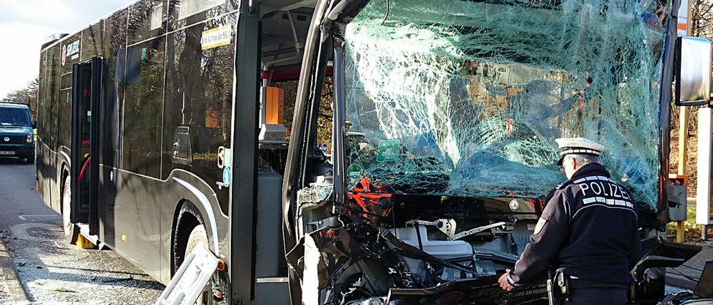 Ein Polizist begutachtet am Mittwoch in Stuttgarter-Degerloch (Baden-Württemberg) eine Unfallstelle, an der zwei Busse kollidiert sind. Bei dem Auffahrunfall wurden mehrere Fahrgäste verletzt.