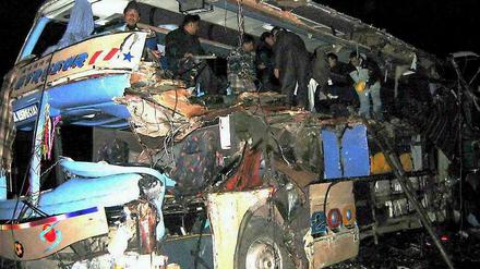 In Peru kommt es immer wieder zu schweren Busunfällen. Am 01.05.2006 kamen 16 Menschen ums Leben. Am Wochenende sind gleich drei Busse in Südamerika verunglückt.