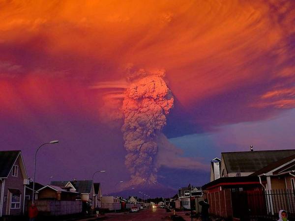 Blick auf den Calbuco von der Stadt Puerto Montt. Der Vulkan im Süden von Chile ist zum ersten Mal seit mehr als 40 Jahren ausgebrochen. 