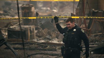 Ein Polizist in der vom Feuer weitgehend zerstörten Stadt Paradise