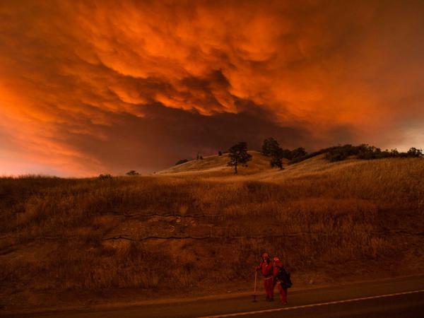 Vom Feuer gerötete Wolken in Kalifornien. Die Nationalgarde kämpft gegen die Waldbrände. 