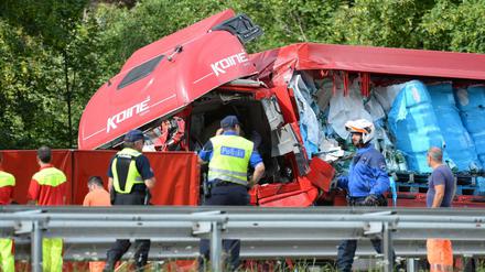 Das Auto einer deutschen Familie wurde zwischen zwei Lastwagen zerquetscht, die vier Insassen starben. 