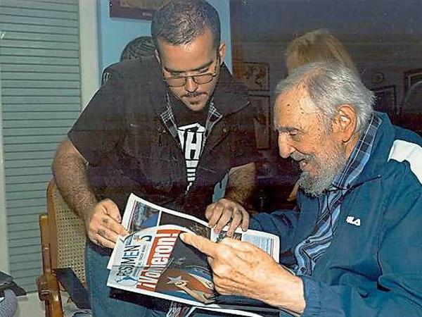 Er lebt und lacht: Fidel Castro beim Lesen einer Tageszeitung in Havanna. Mit im Bild: "Studentenführer", Randy Perdomo Garcia (l).