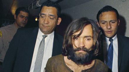Charles Manson im Jahr 1969 auf dem Weg zur Anklageverlesung im Zusammenhang mit dem Mord an der Schauspielerin Sharon Tate. 
