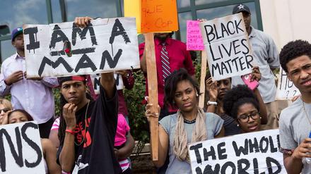 Nach dem tödlichen Schüssen auf einen Schwarzen in North Charleston protestieren diese Menschen gegen Polizeigewalt.