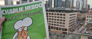 Sie existieren, sind aber sehr schnell vergriffen: Das aktuelle Heft der französischen Satirezeitschrift "Charlie Hebdo" ist in Frankfurt am Main (Hessen) gesichtet worden. 