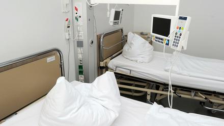 Betten in einem Krankenhaus (Symbolbild). 