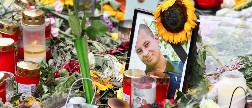 Blumen erinnern in Chemnitz an das 35-jährige Opfer des Messerangriffs.