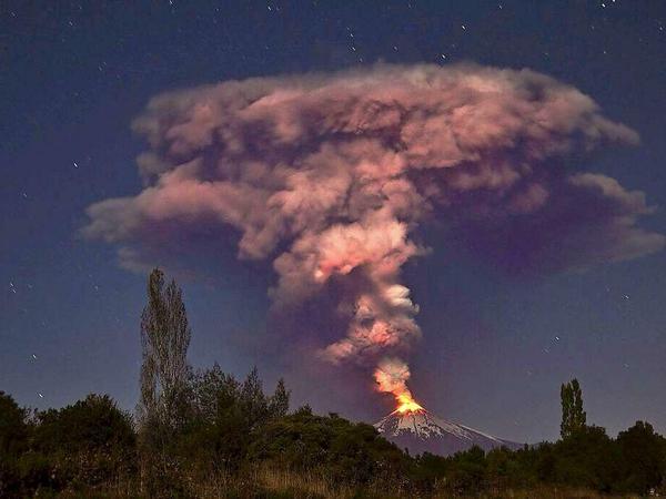 Eine Rauchwolke kommt am Dienstag aus dem Vulkan Villarrica im Süden Chiles.
