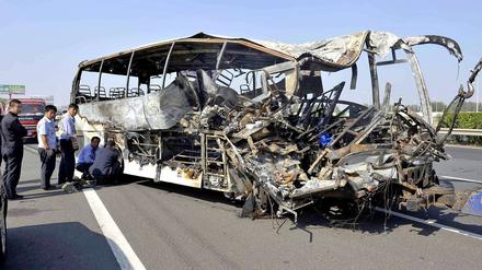 Der Reisebus ist ausgebrannt: Bei einem schweren Unfall sind in China mehrere Deutsche gestorben.