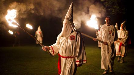 Mitglieder der "Knights of the Southern Cross of the Ku Klux Klan" (KSCKKK) nehmen an einer Zeremonie teil. (Symbolbild)