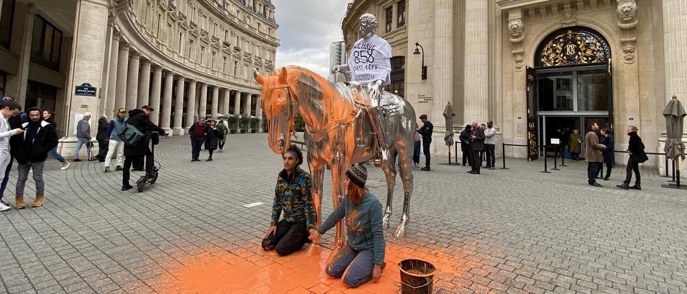 Klimaaktivisten haben in Paris ein Standbild des US-Bildhauers Charles Ray mit orangener Farbe überschüttet.