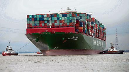 Das rund 400 Meter langes Containerschiff CSCL Indian Ocean liegt in der Elbe bei Stade (Niedersachsen) auf Grund.