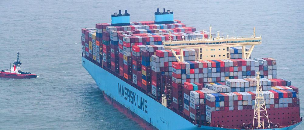 Auf Grund gelaufen: Die „Mumbai Maersk“ liegt umringt von Schleppern in der Nordsee. 