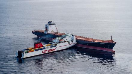 Ein tunesisches (r-l) und ein zypriotisches Containerschiff sind kurz vor Korsika kollidiert.