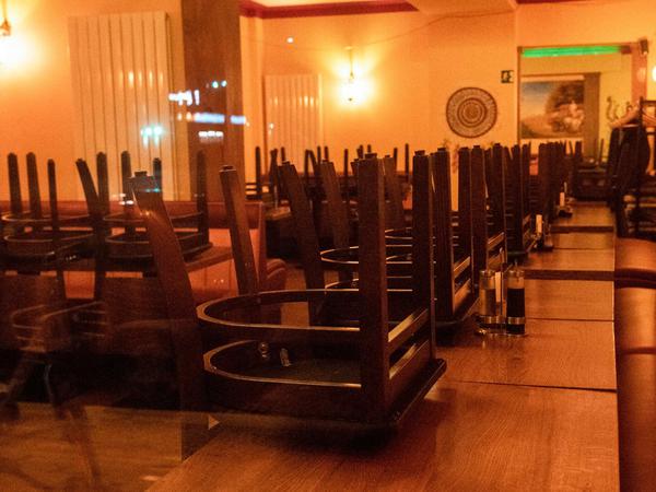 Menschenleer ist ein italienisches Restaurant an der Torstraße und die Stühle sind hochgestellt. 
