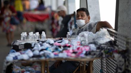 Ein Straßenverkäufer wartet mit Mundschutzmaske auf Kunden an seinem Stand in einem Bahnhof, wo er Alkohol und Schutzmasken gegen die Ausbreitung des Coronavirus verkauft. Brasilien hat 533 Covid-19-Fälle bestätigt. 