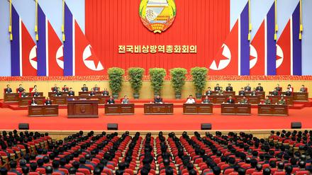Kim Jong Un, Machthaber von Nordkorea, erklärt den Sieg über Covid-19 und eine Lockerung der Präventivmaßnahmen. 