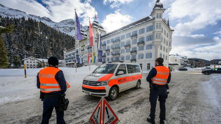Ein Polizeiauto steht vor dem Eingang des Hotel Kempinski in St. Moritz.