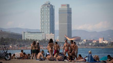 Voller Strand in Barcelona. An der Costa Brava sind die Hotels teils schon wieder ausgebucht.