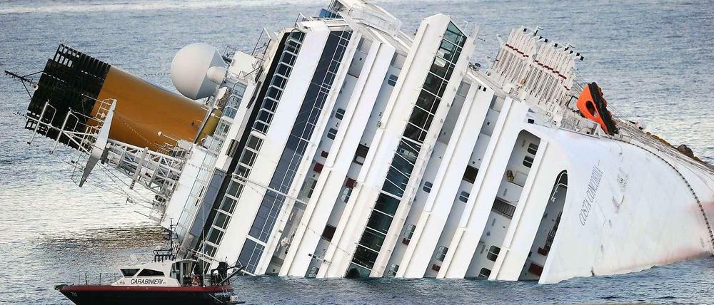 Die Costa Concordia vor der toskanischen Insel Giglio. Bei einer Havarie waren am 13. Januar 2012 32 Passagiere und Besatzungsmitglieder gestorben.