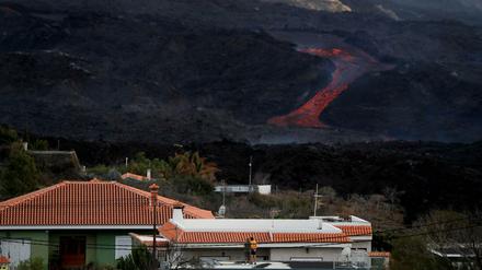 Die Lavaströme auf der kanarischen Vulkaninsel La Palma reißen nicht ab.