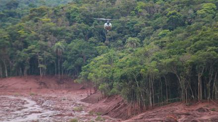 Ein Hubschrauber überfliegt die betroffene Gegend nach dem Bruch des Staudamms. 